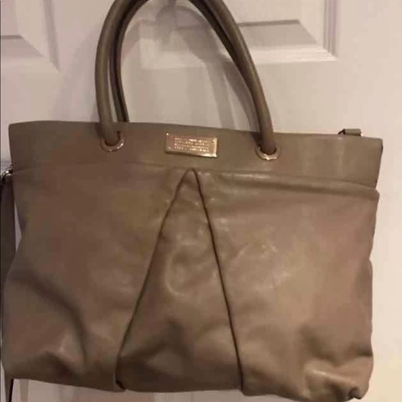 Marc Jacobs leather purse with shoulder strap. - Picture 3 of 4