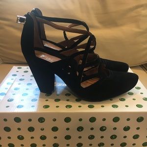 Earthies Seravena black heels never been worn