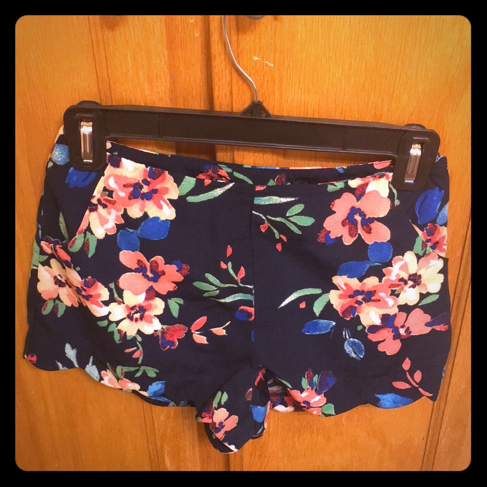 Floral navy blue shorts 💐🌸🌺