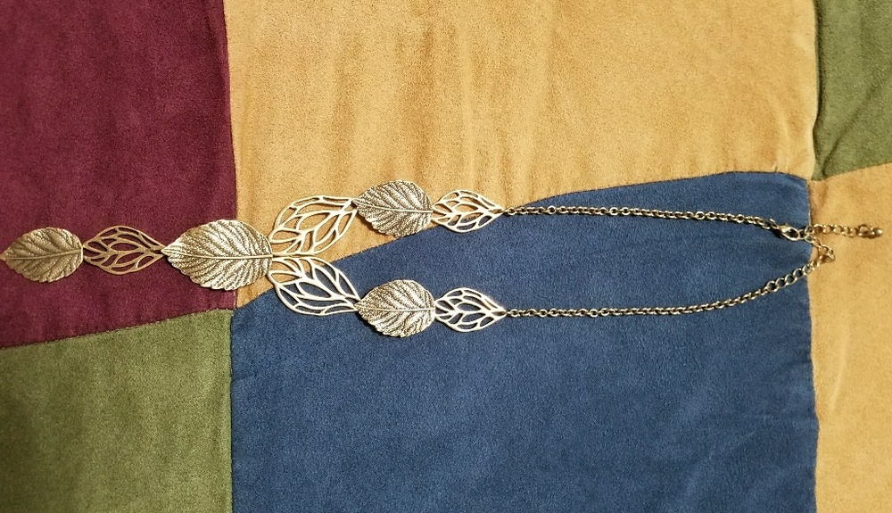 Gold filigree y leaf necklace