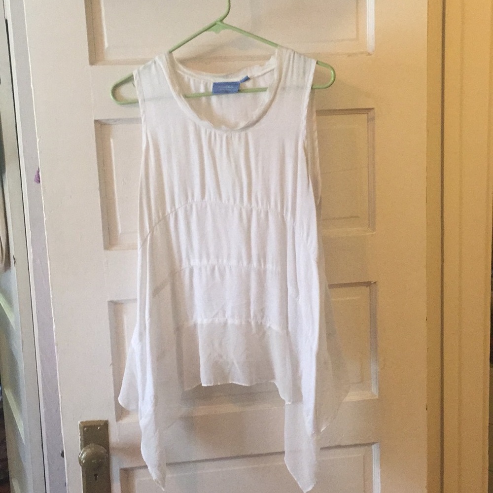 ⬇️ White Flowy Tank