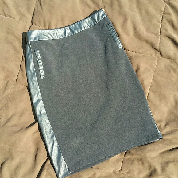 Black skirt with exposed zipper on side. - Picture 1 of 4