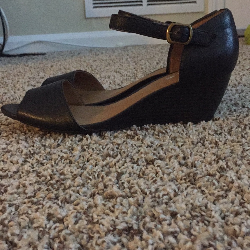 Black wedges / Clarks collection w/ soft cushion!