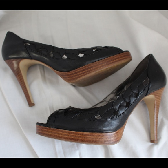 Guess Black Leather Cutout Peep Toe Stacked Wood Pump-Style 4" Heel 1" Platform - Picture 7 of 8