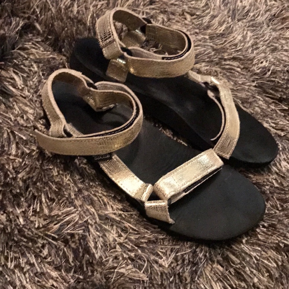Women's like new Teva sandals.