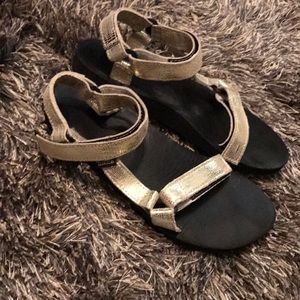 Women's like new Teva sandals.