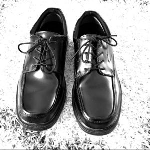 LIKE NEW Men's Slip Resistant shoes