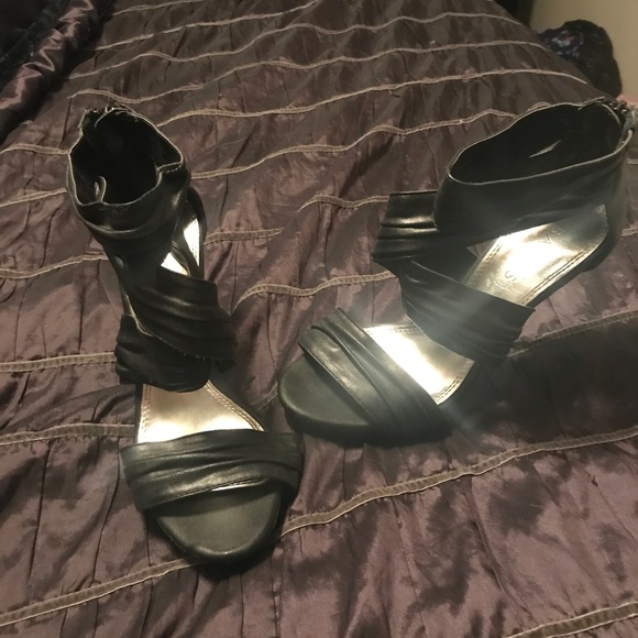 Black strappy heels - Picture 1 of 1