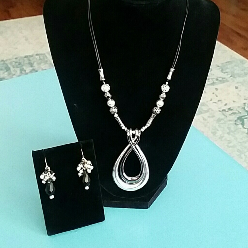 Two Tone Teardrop Necklace & Earrings NWOT