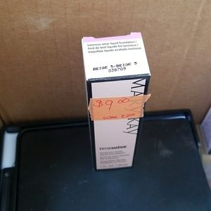 Luminous-wear Foundation