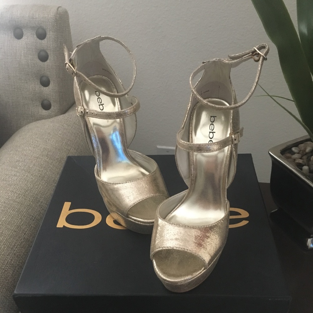 Gold High heelsfrom bebe. Good conditions.