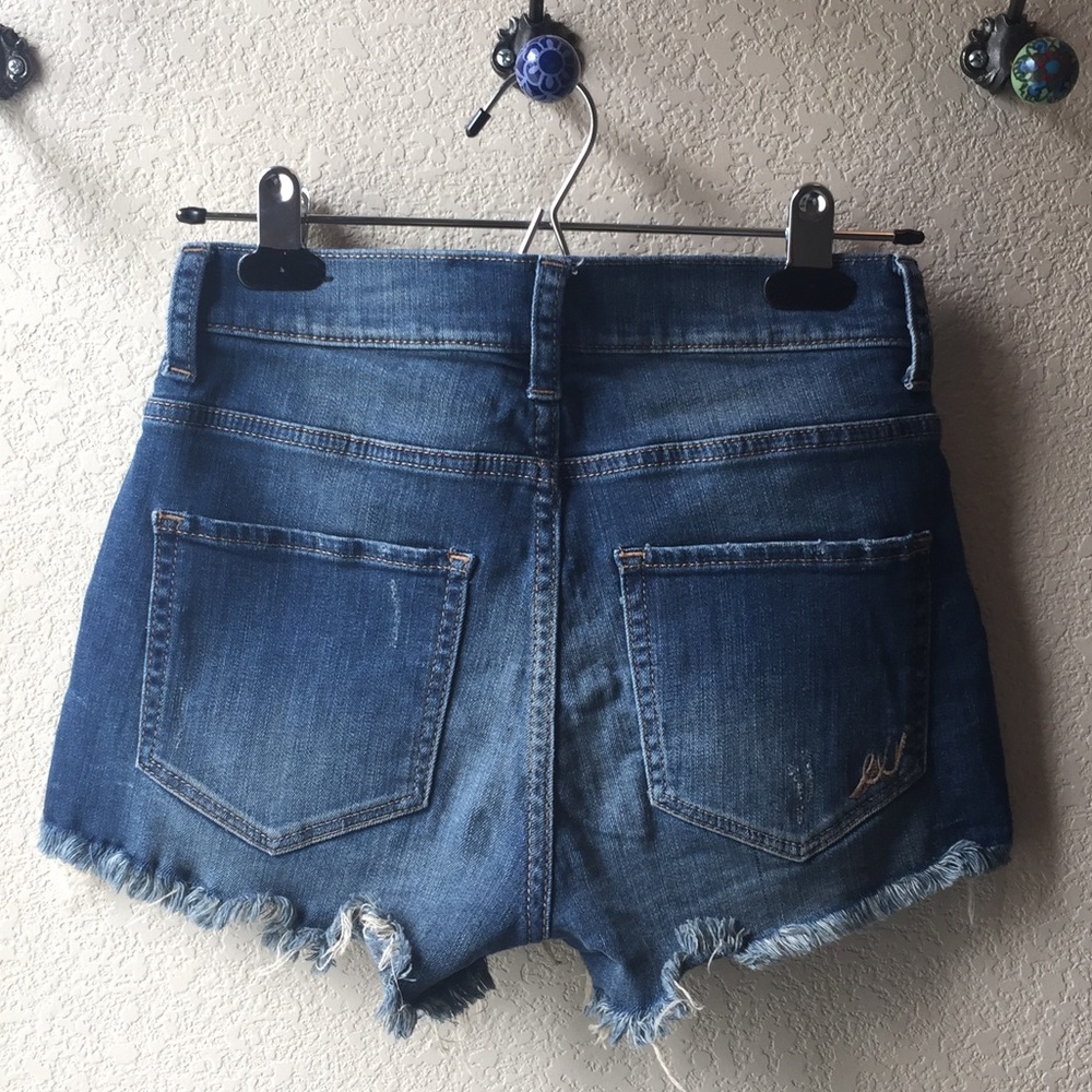 Express high-wasted distressed shorts - Picture 3 of 3