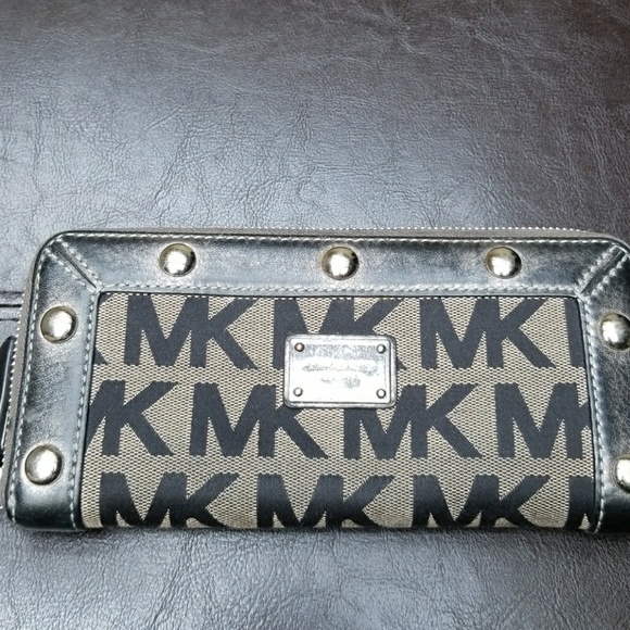 KORS Michael Kors Accessories - Michael kors wallet!!!