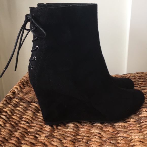 Amazing lace back 3 1/2" wedge heel black booties - Picture 4 of 6