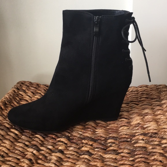 Amazing lace back 3 1/2" wedge heel black booties - Picture 5 of 6