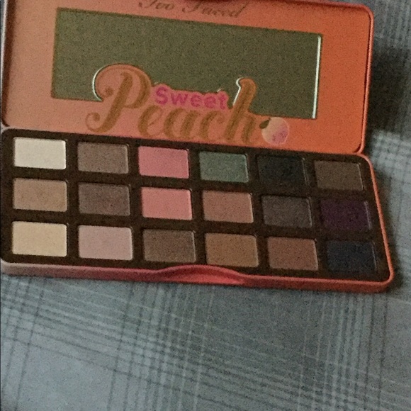 Eyeshadow - Picture 3 of 3