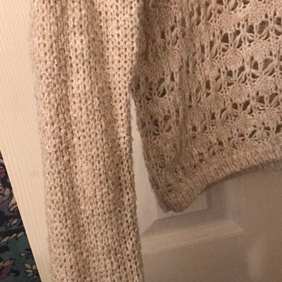 Slightly Cropped cream and gold Hollister sweater - Picture 3 of 4