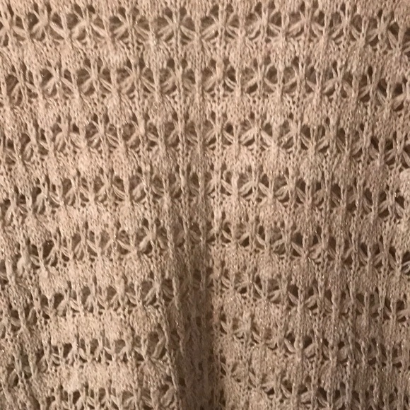 Slightly Cropped cream and gold Hollister sweater - Picture 4 of 4