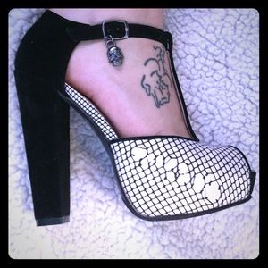 Fishnet & Velvet 👠Peep Toe T-Strap