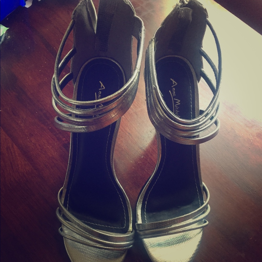 NWOT Ann Michell size 10 silver sandals