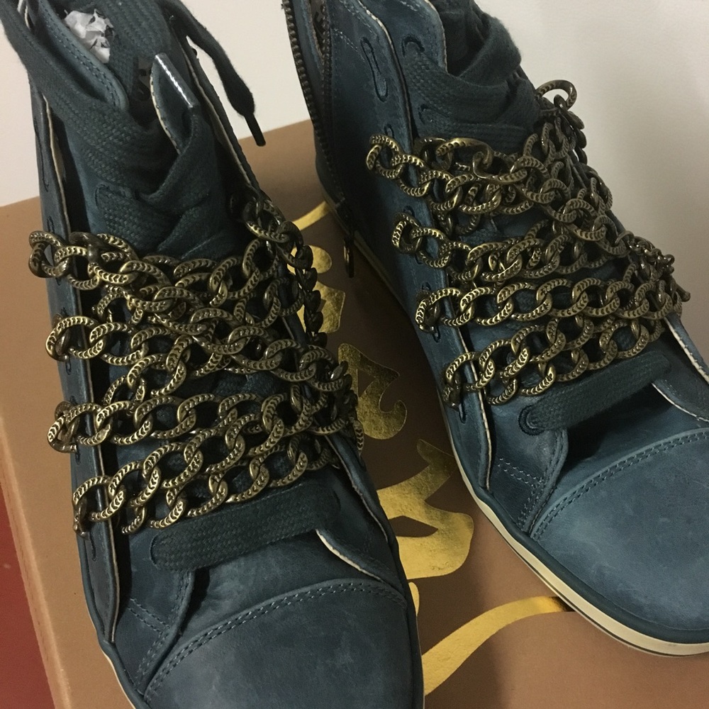 UES women's leather shoes size six