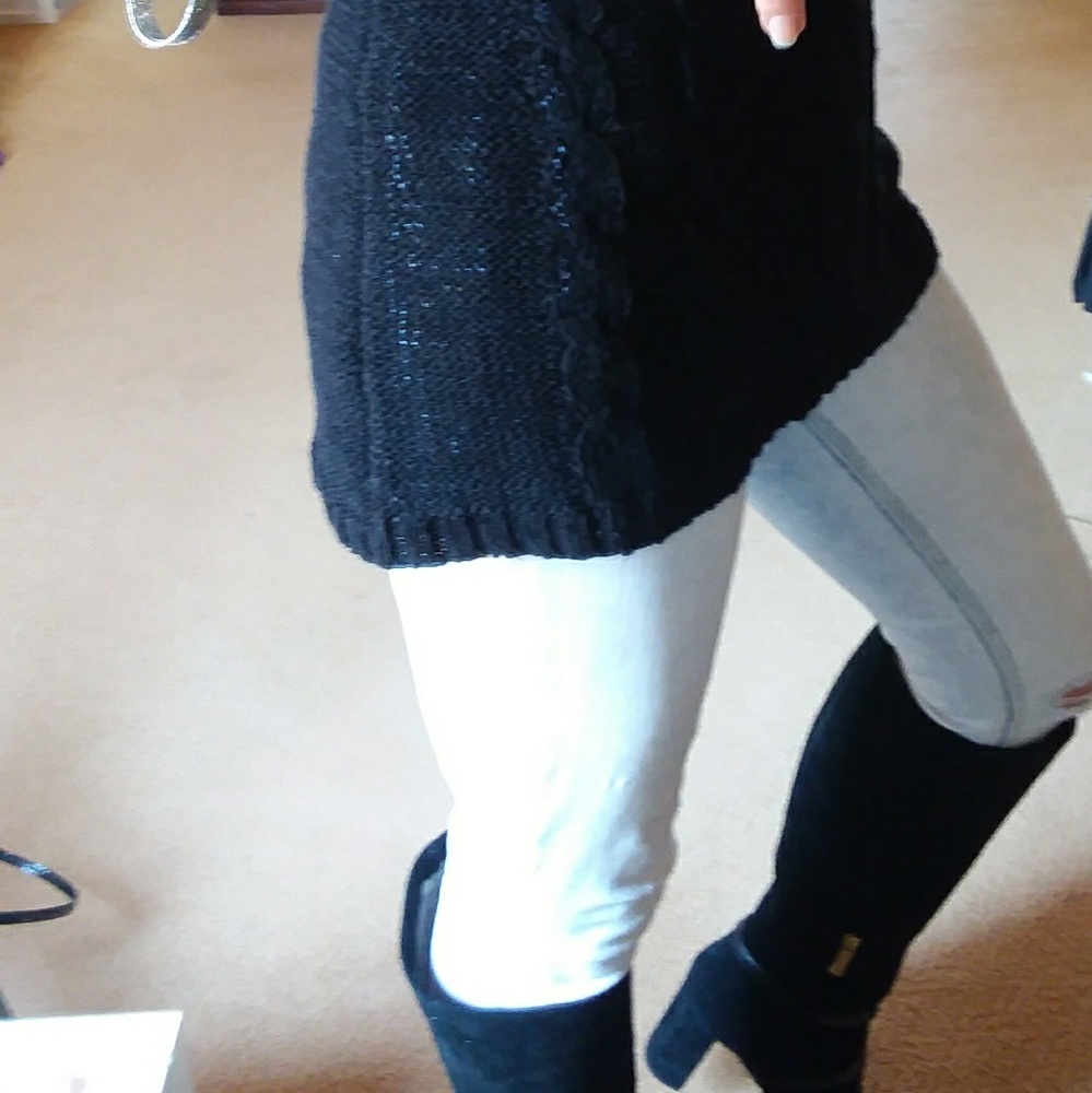 BCBGMAXAZRIA BLACK TUNIC V NECK SWEATER