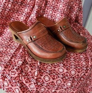 Vintage luggage brown wood clogs. Sz 5