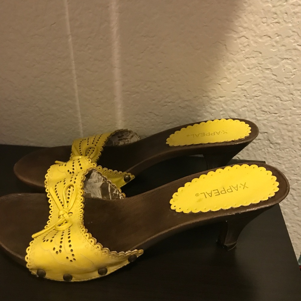 Yellow pumps