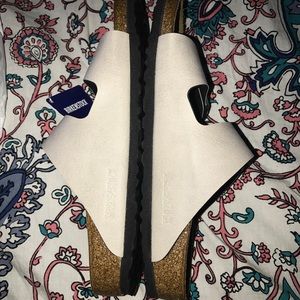 Size 40 Narrow fit. Color: Pull Up Stone