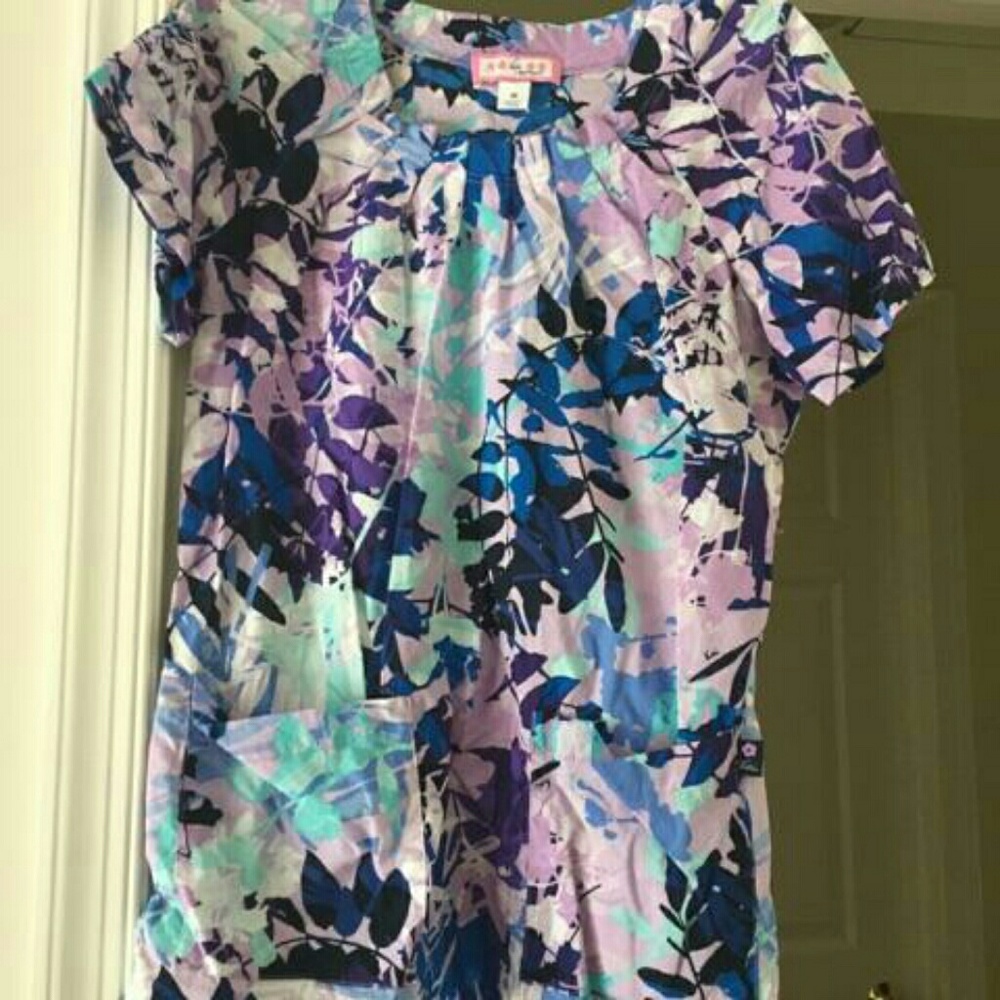 Scrub top size medium