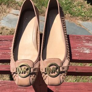 MK leather flats size 9 1/2 fits like a 9 😤