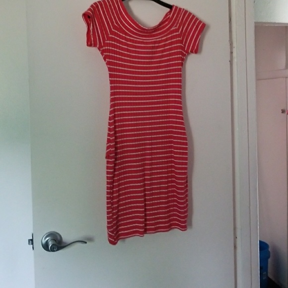 Dresses - Picture 2 of 3