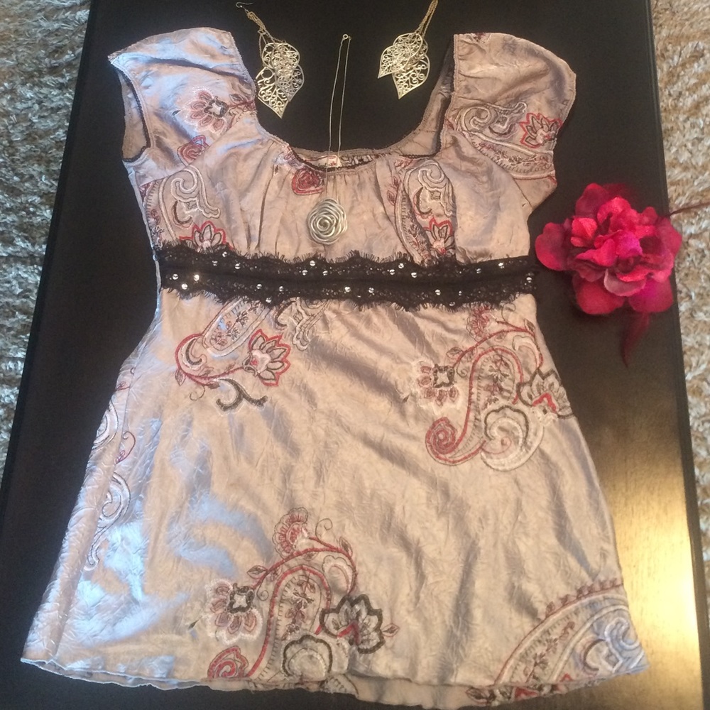 Silver Top w/ Red, Blk, & White embroidered design