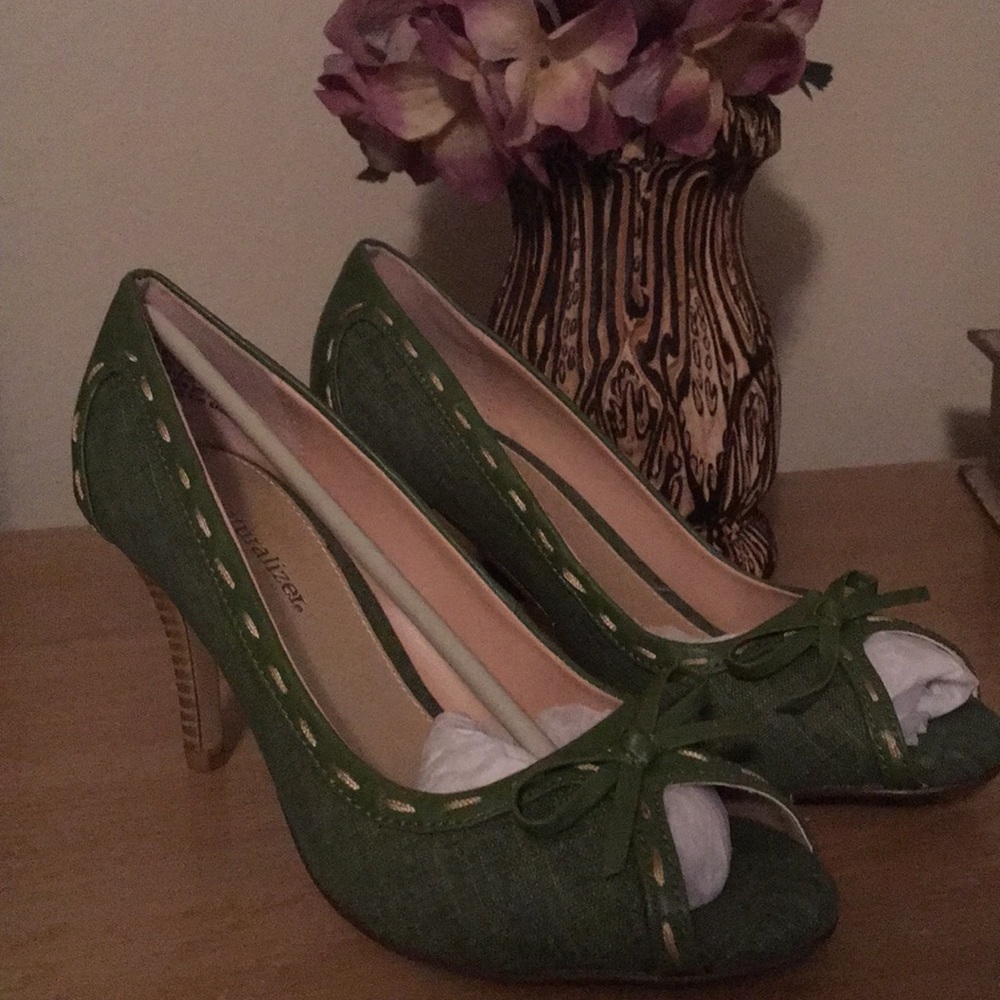 Brand new! Naturalizer peep toe heels