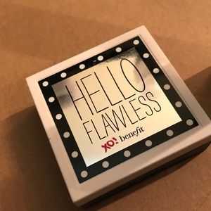 Hello flawless benefit powder in champagne