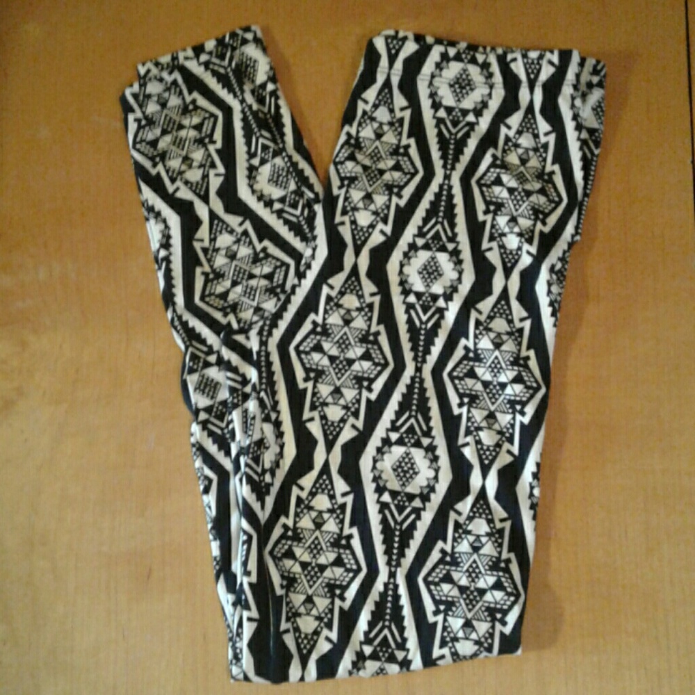NWOT Patterned leggings, medium