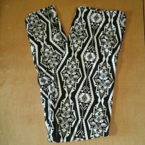 NWOT Patterned leggings, medium