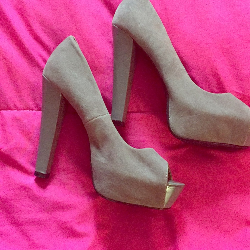 Size 10 by Dots tan peep toe platform