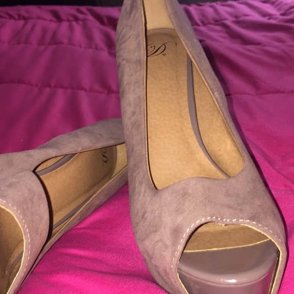 Size 10 by Dots tan peep toe platform - Picture 2 of 3