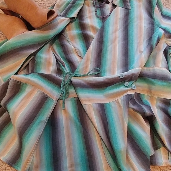 18/20 Multicolor Lane Bryant Wrap Top - Picture 3 of 4