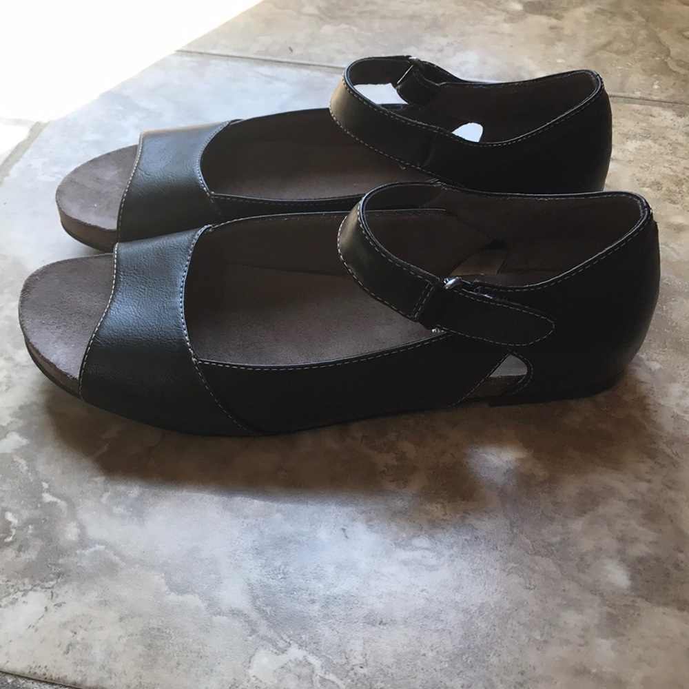 Natural Soul open-toe flats