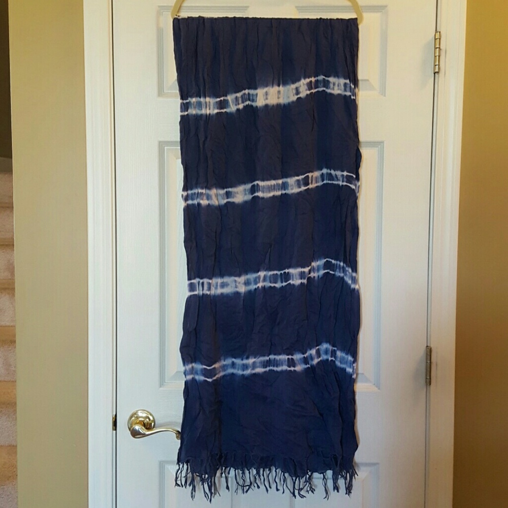 Beautiful oversized scarf in a tie-dyed print!