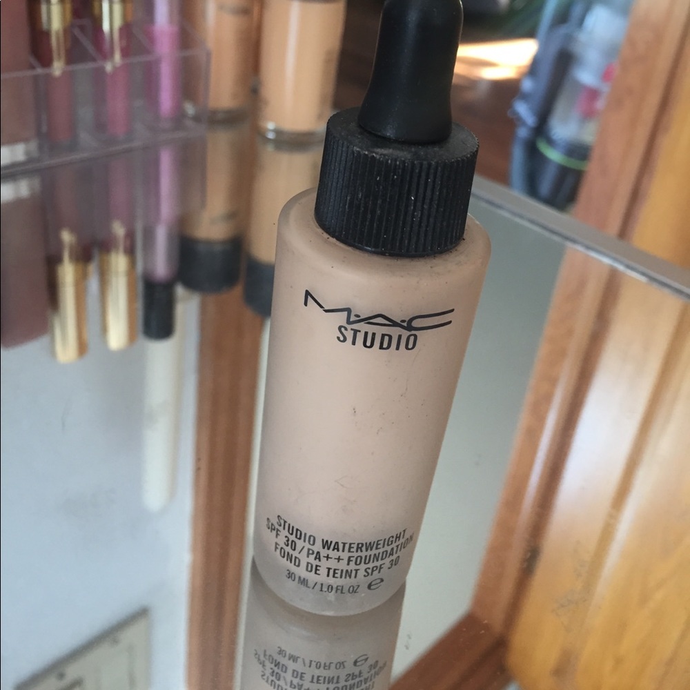 Mac Studio Waterweight Foundation NC25