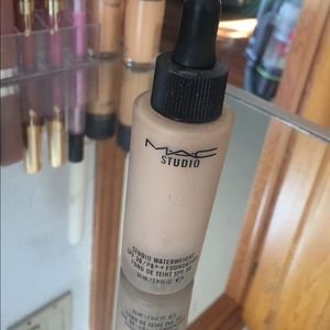 Mac Studio Waterweight Foundation NC25