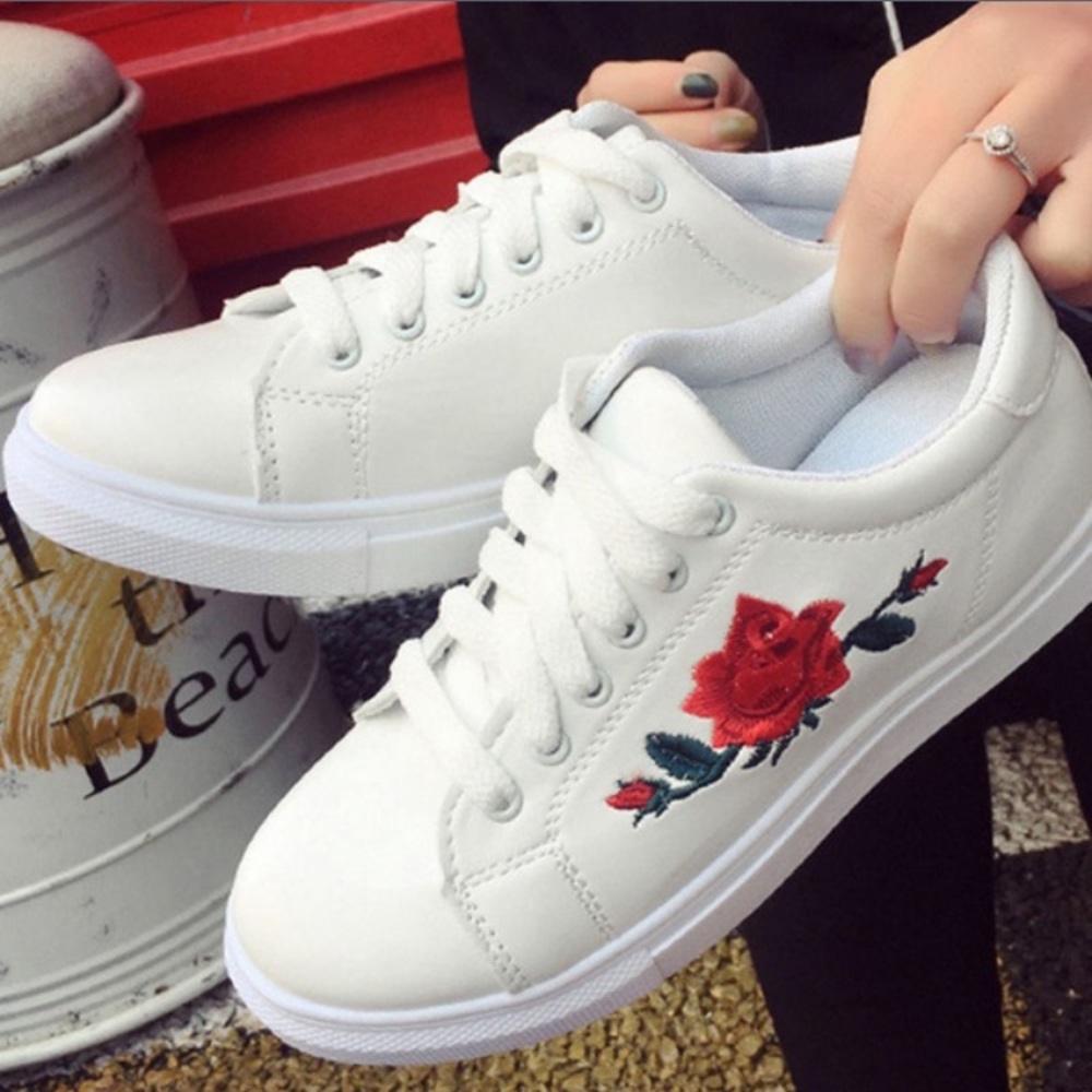 ♡ BRAND NEW white shoes with roses