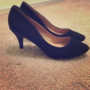Black kitten heels