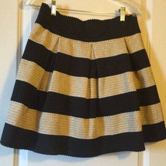 Dresses & Skirts - Flirty full skirt!