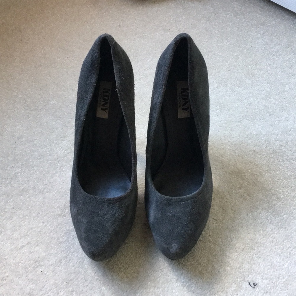 Platform heels in gray suede