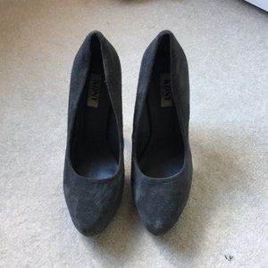 Platform heels in gray suede