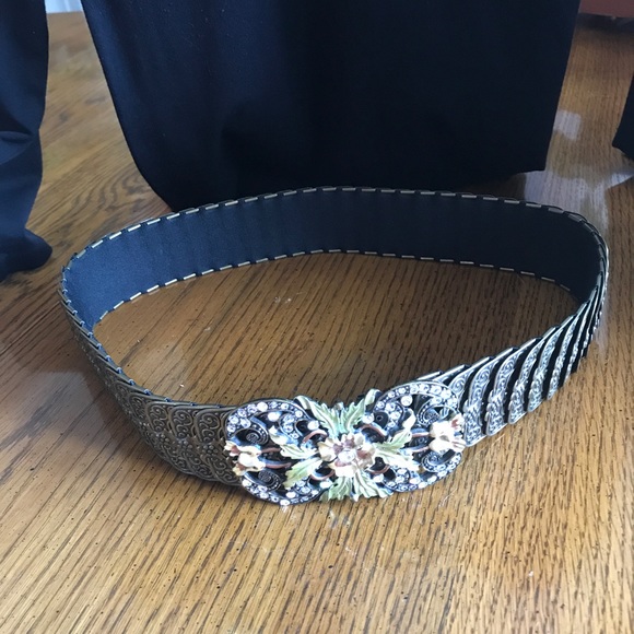 Stretchy antique gold and jeweled buckle belt - Picture 2 of 5